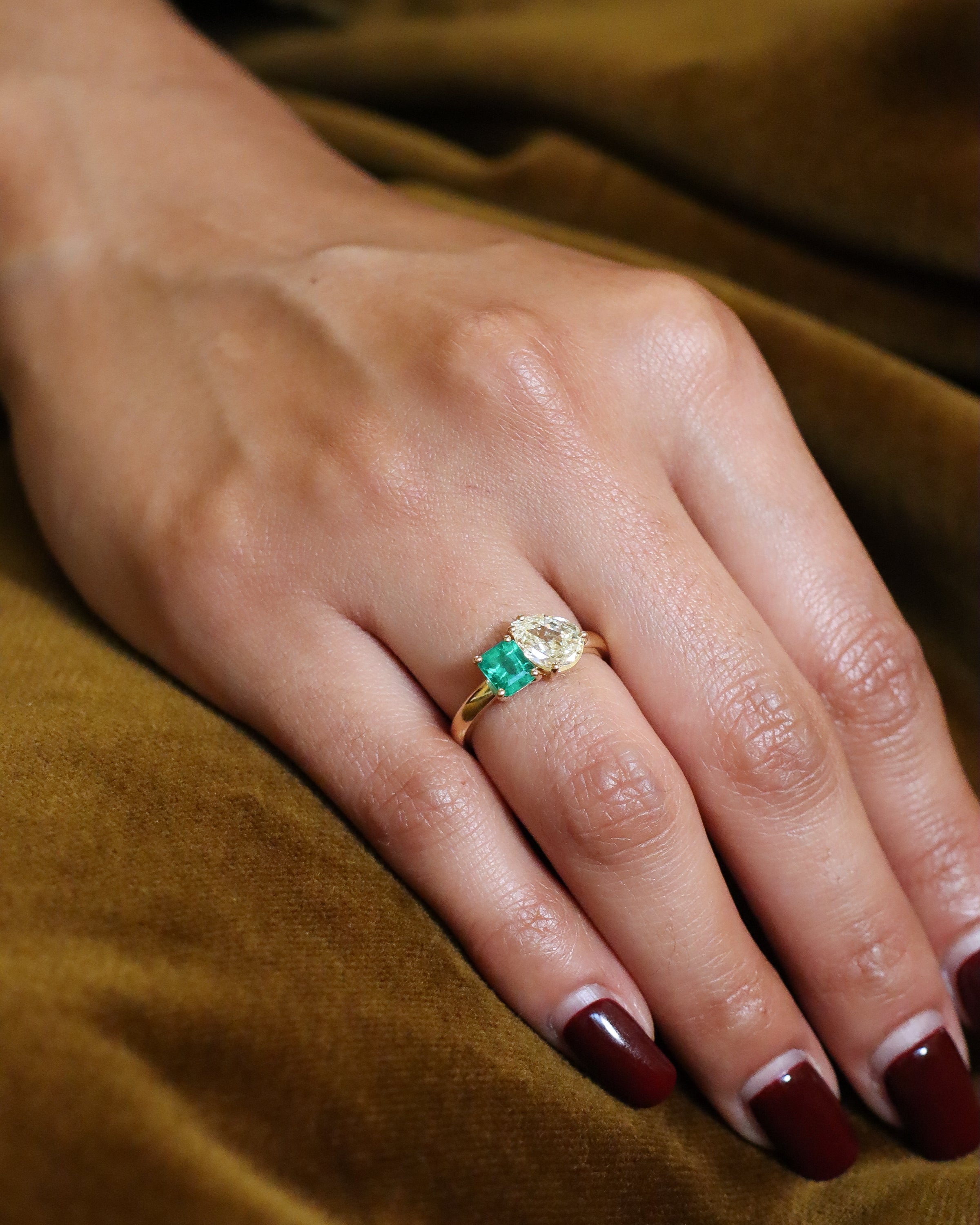 Elegant 18k yellow gold ring featuring a square Zambian emerald and pear-cut diamond