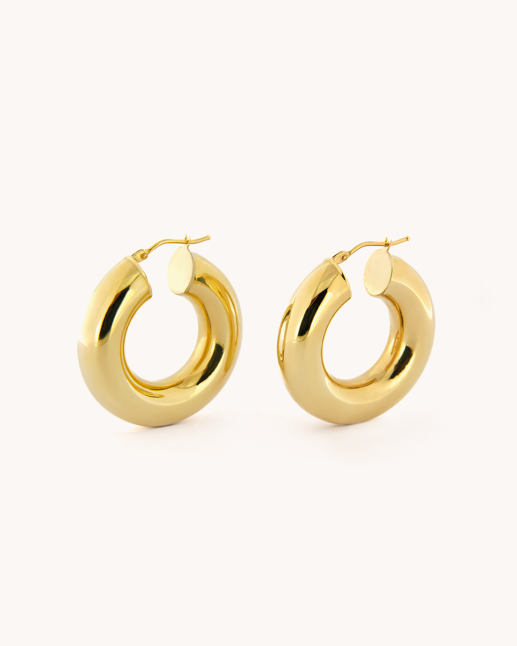 Orecchini a cerchio bombati in oro giallo 18 carati con chiusura a perno