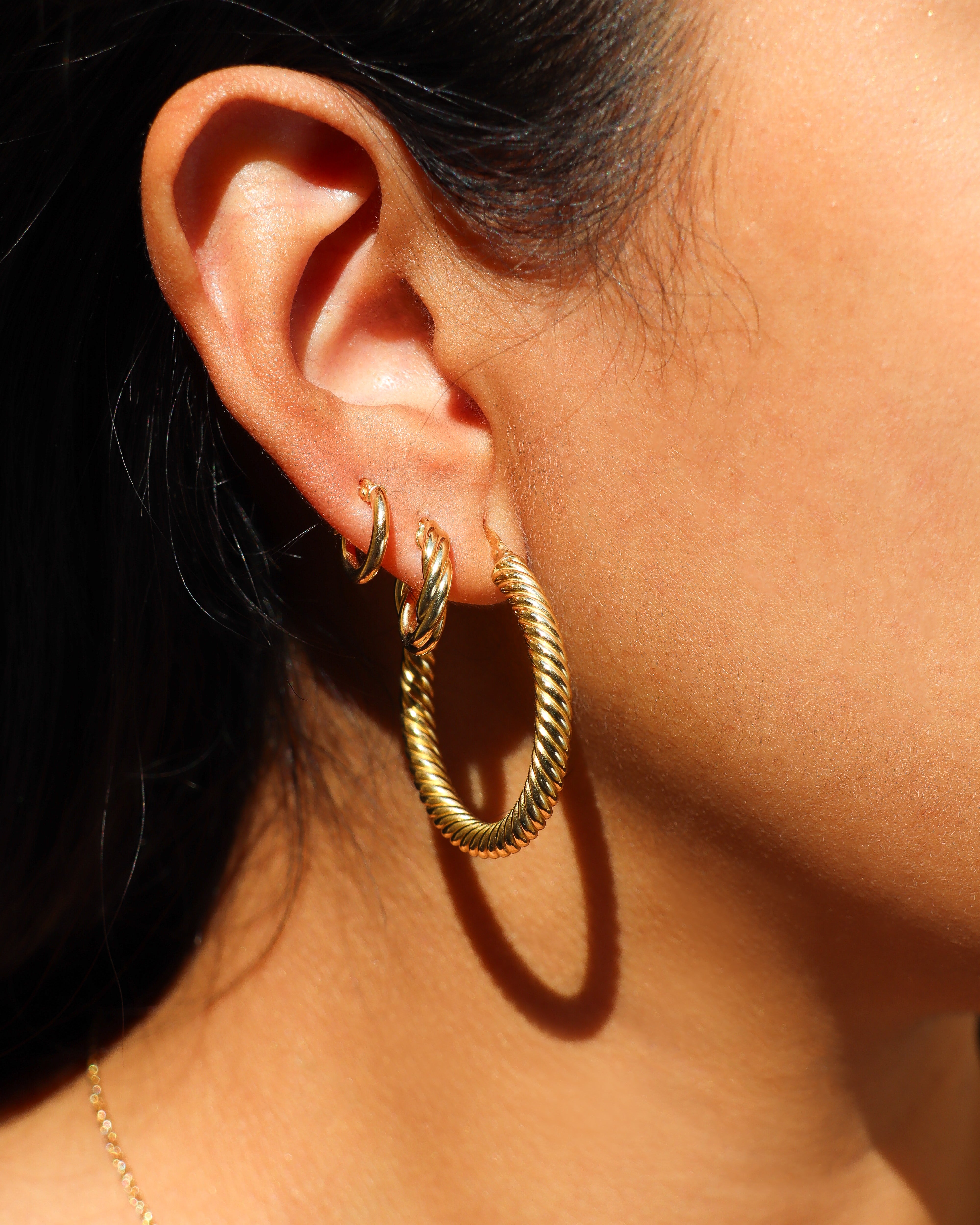 Orecchini a cerchio Torchon in oro giallo 18 carati con lavorazione a corda ritorta
