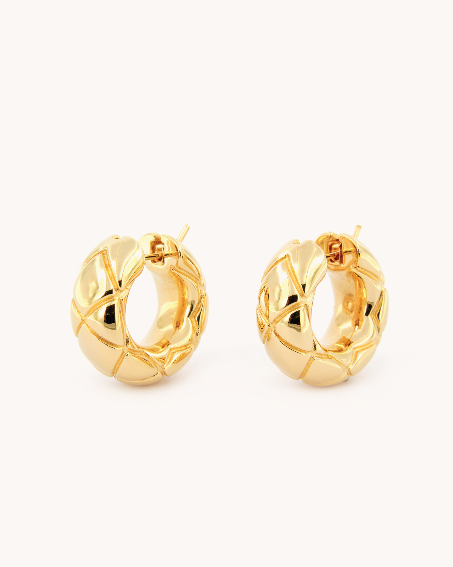 Orecchini a cerchio trapuntati in oro giallo 18 carati con chiusura a perno
