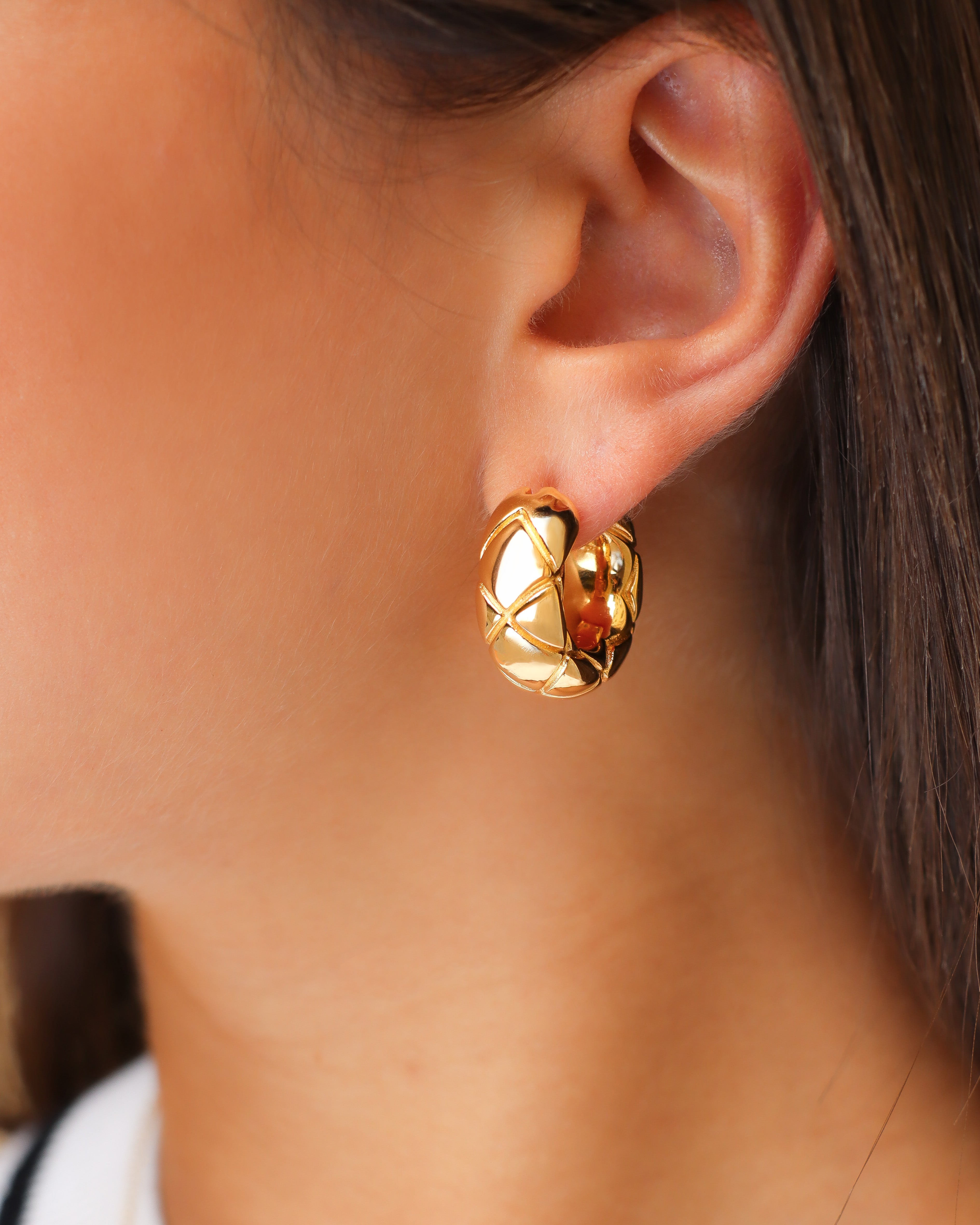 Orecchini a cerchio trapuntati in oro giallo 18 carati con chiusura a perno
