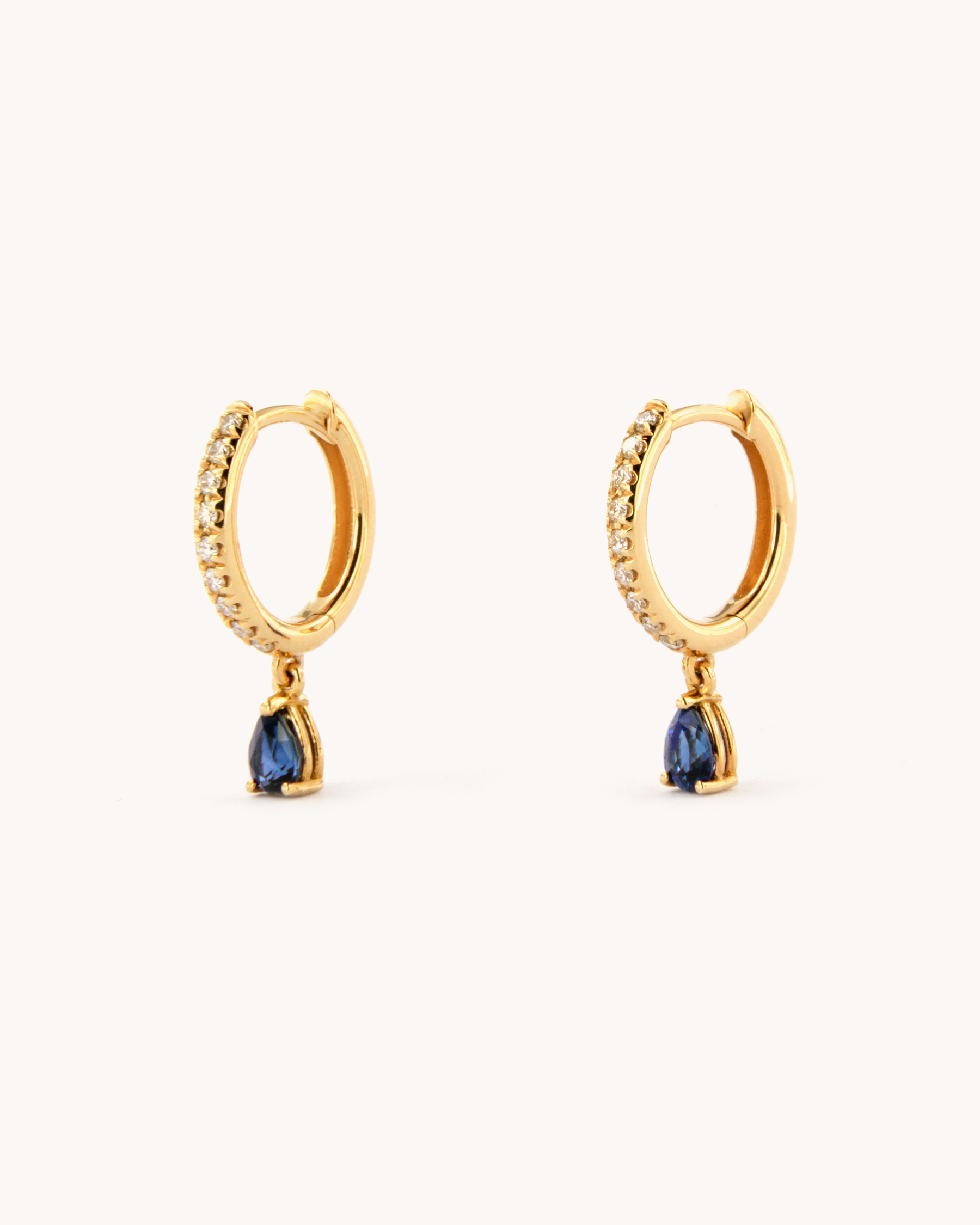 Orecchini a cerchio in oro giallo 18 carati con diamanti incastonati e zaffiro pendente

