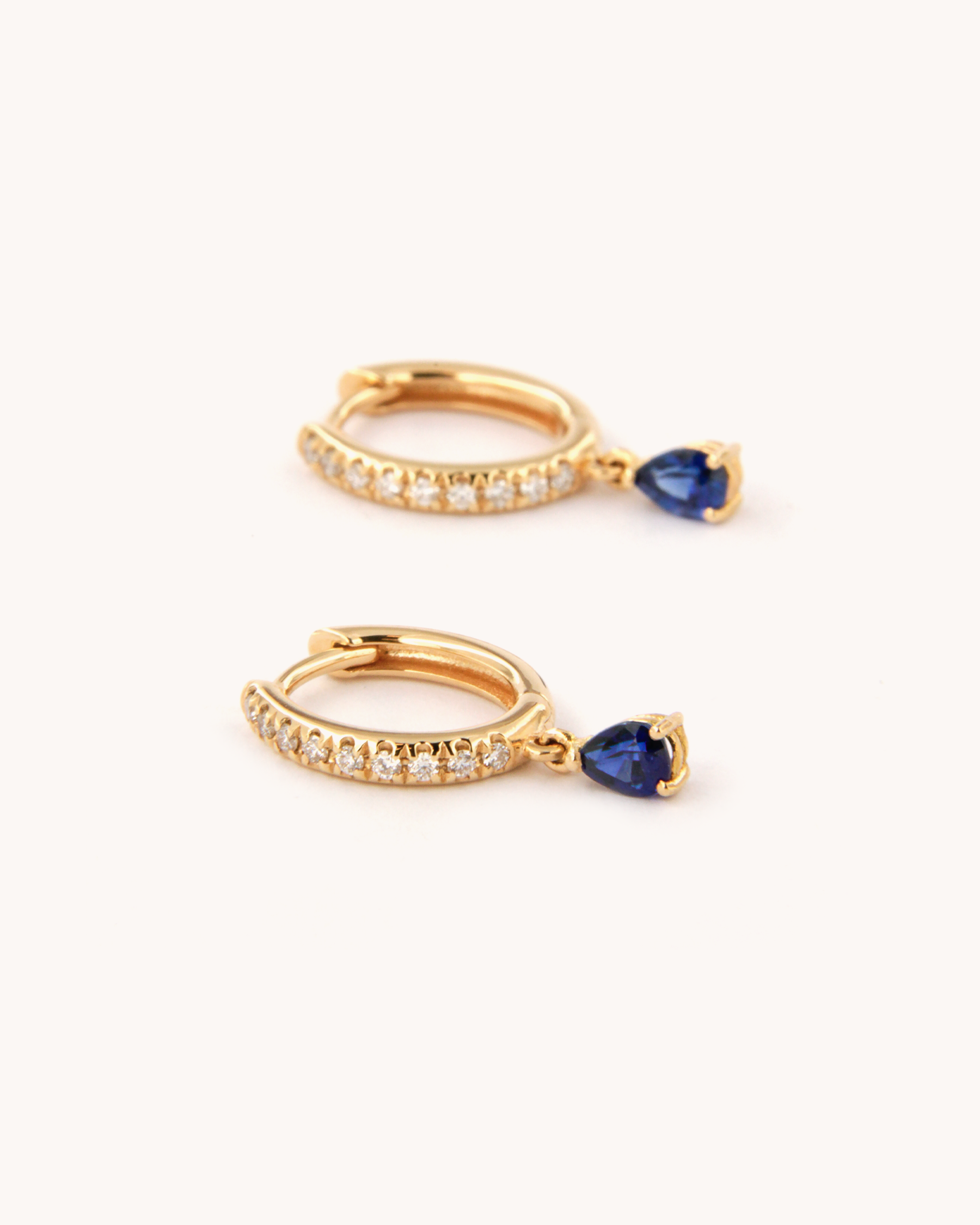 Orecchini a cerchio in oro giallo 18 carati con diamanti incastonati e zaffiro pendente
