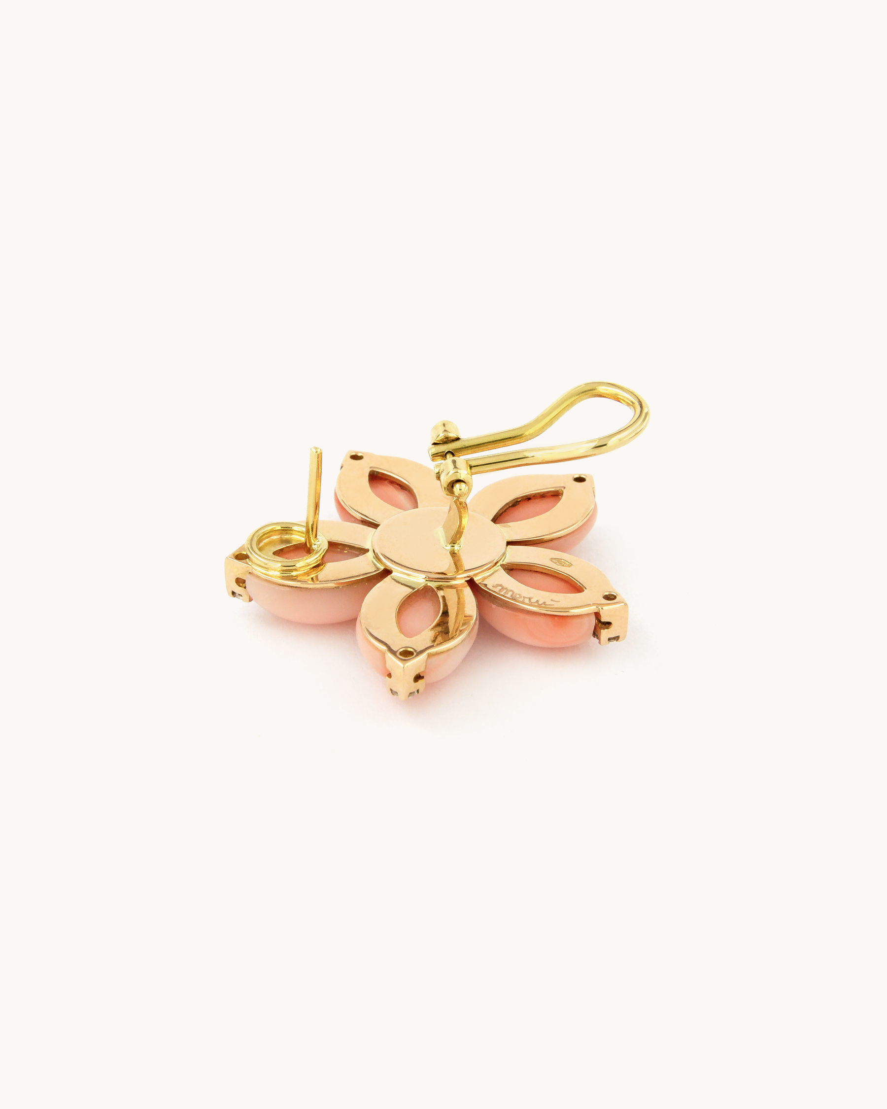 Orecchini a forma di fiore in corallo Pelle d’Angelo con diamanti, montati in oro giallo 18K