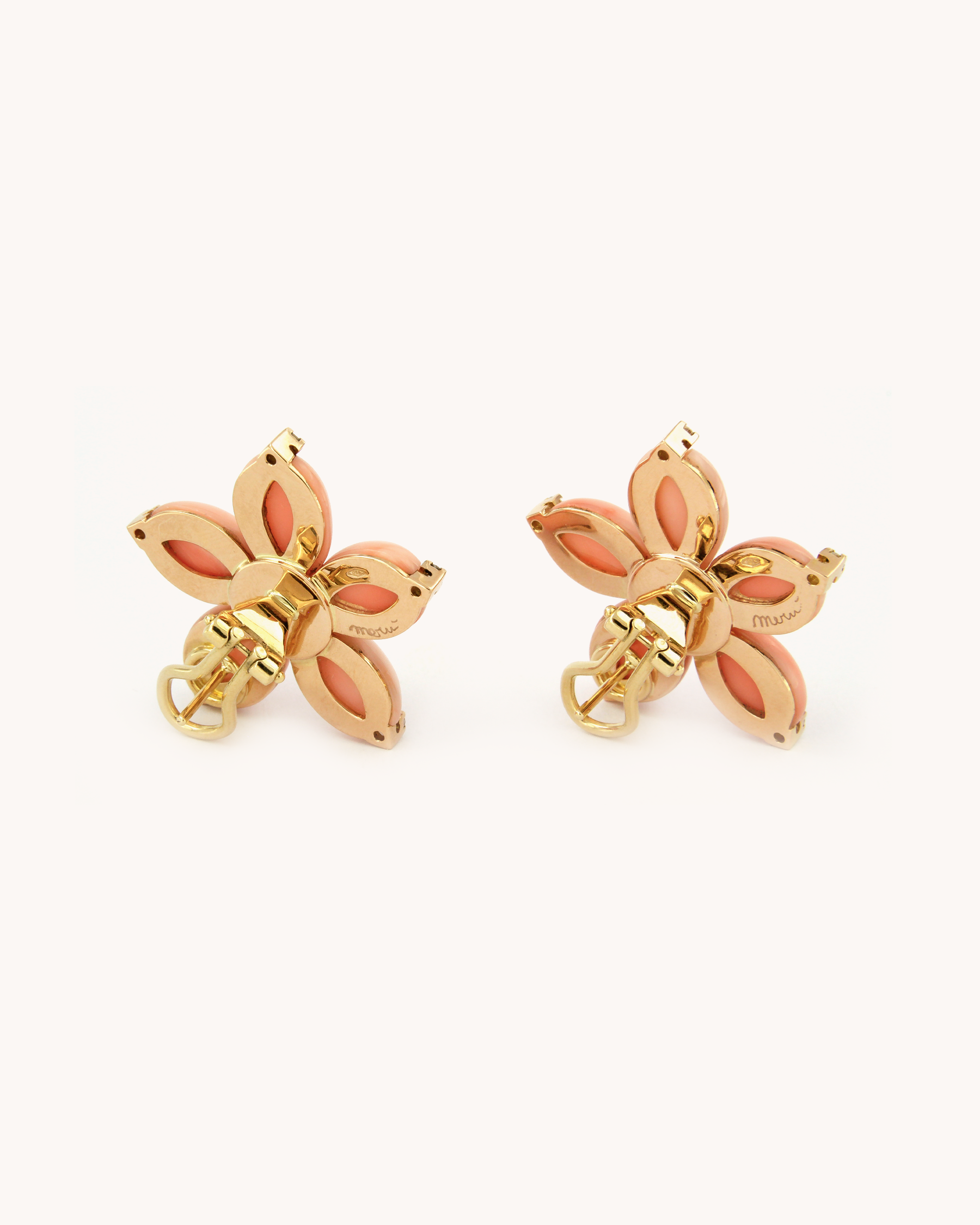 Orecchini a forma di fiore in corallo Pelle d’Angelo con diamanti, montati in oro giallo 18K