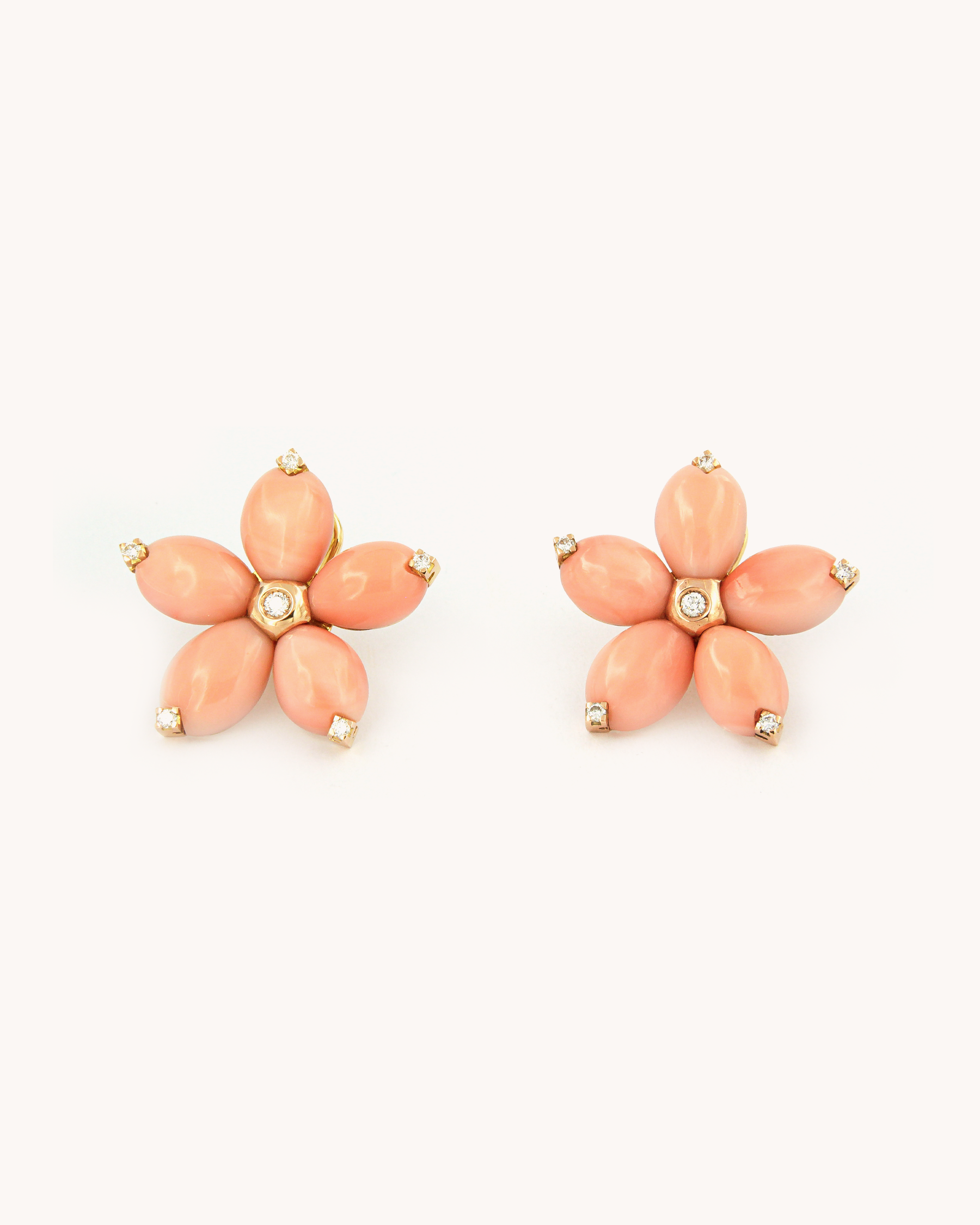 Orecchini a forma di fiore in corallo Pelle d’Angelo con diamanti, montati in oro giallo 18K