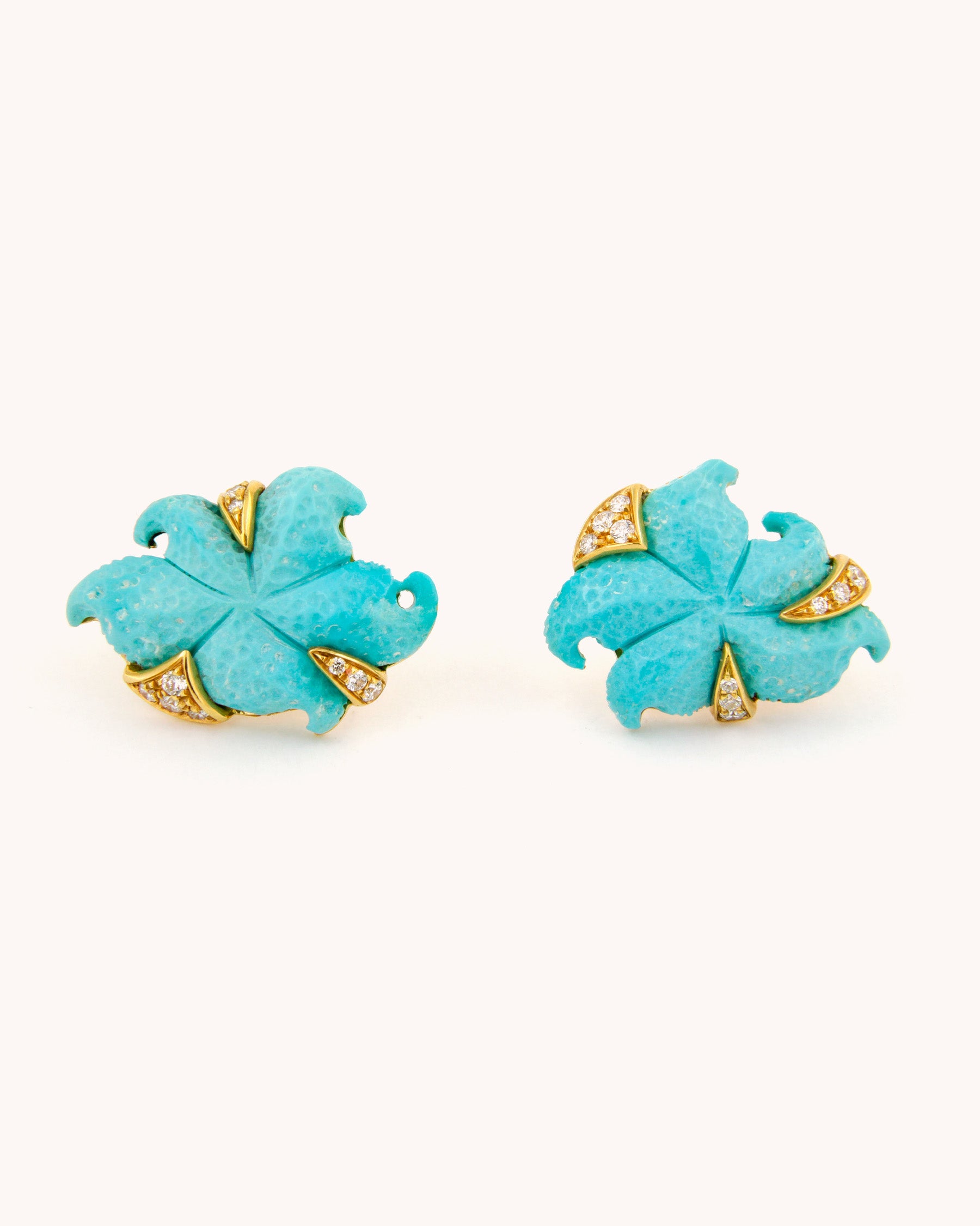 Orecchini a lobo in oro 18 carati con stelle marine in turchese naturale e diamanti bianchi, firmati Merù Gioielli.
