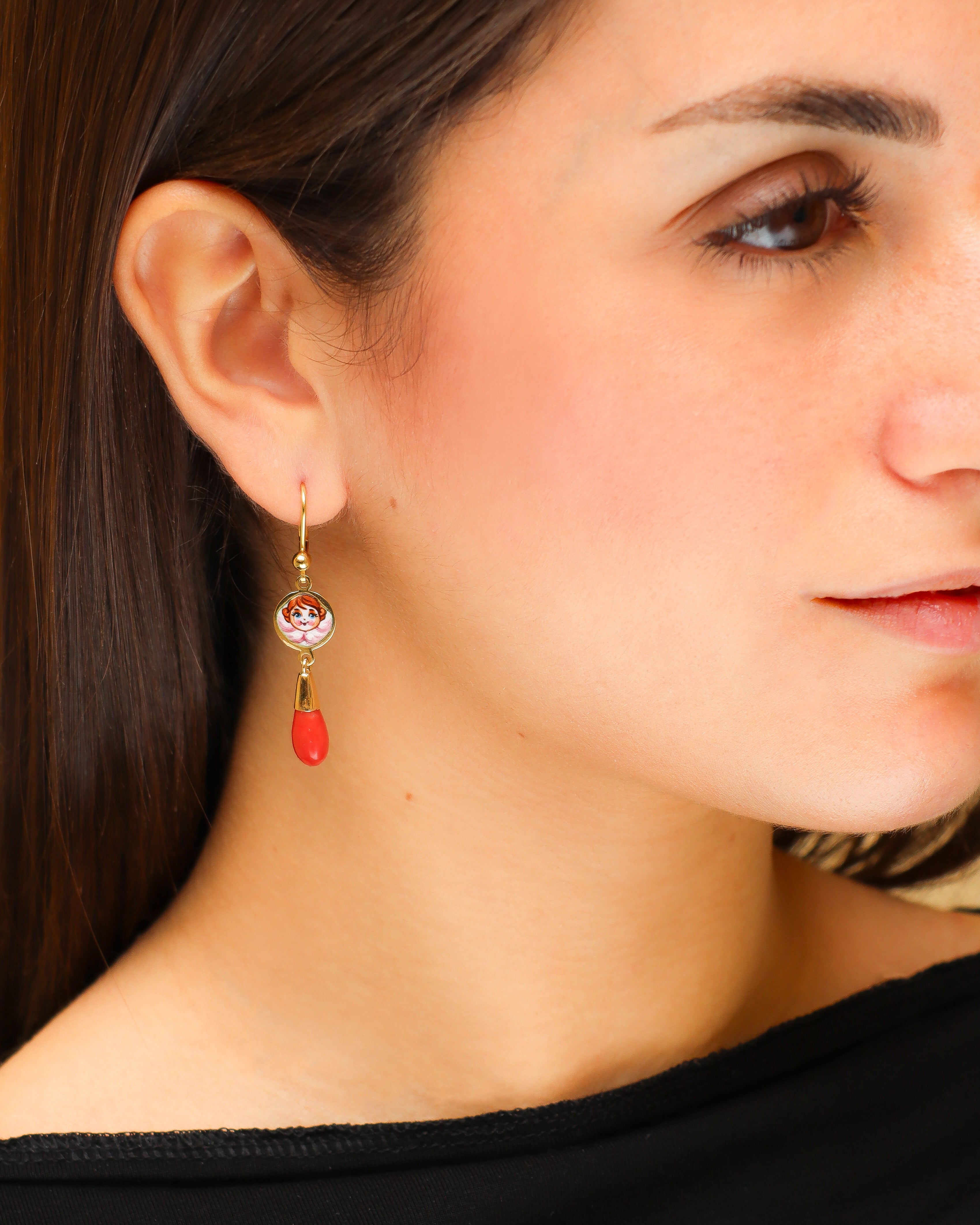 Orecchini in oro 18k con corallo rosso indossati