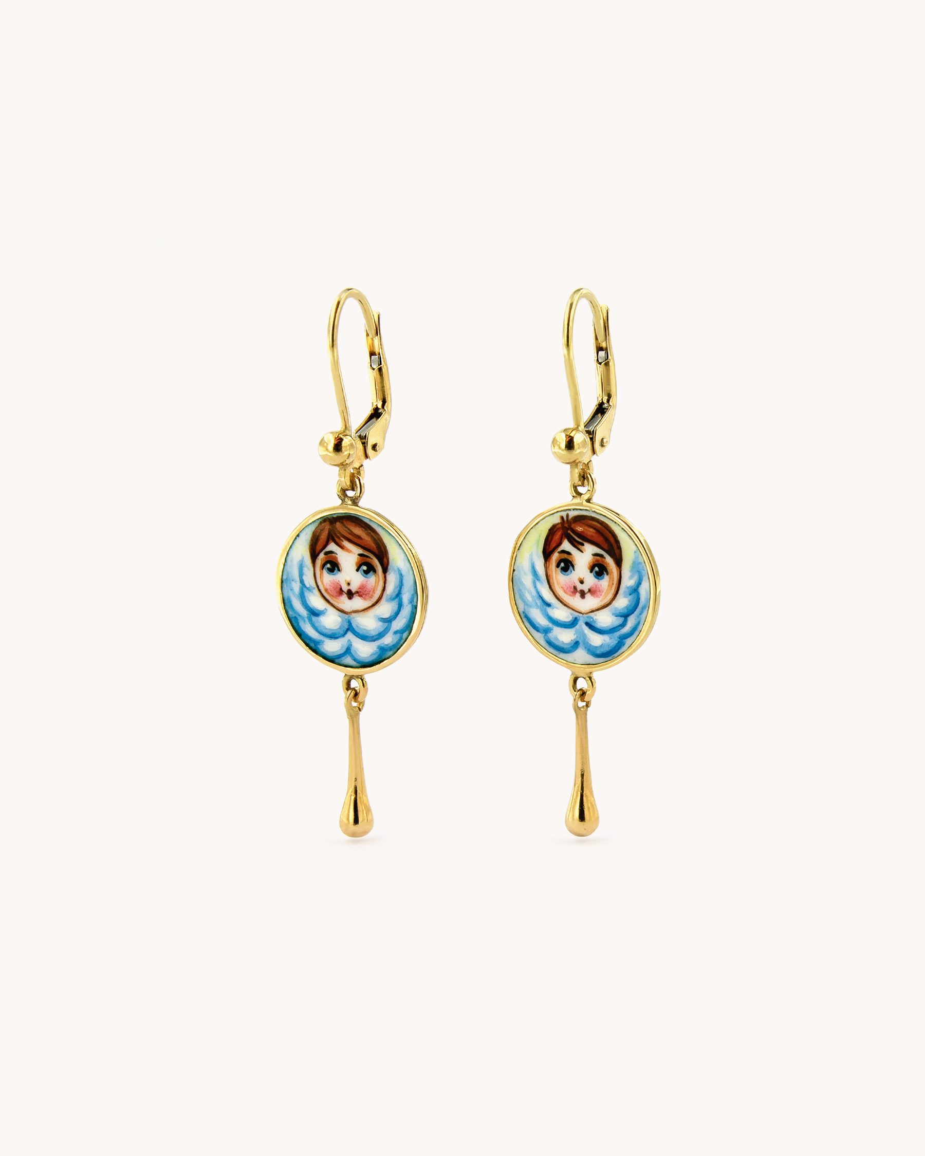 Orecchini pendenti in oro giallo 18K con angelo azzurro dipinto a mano in smalto a fuoco e goccia pendente in oro.