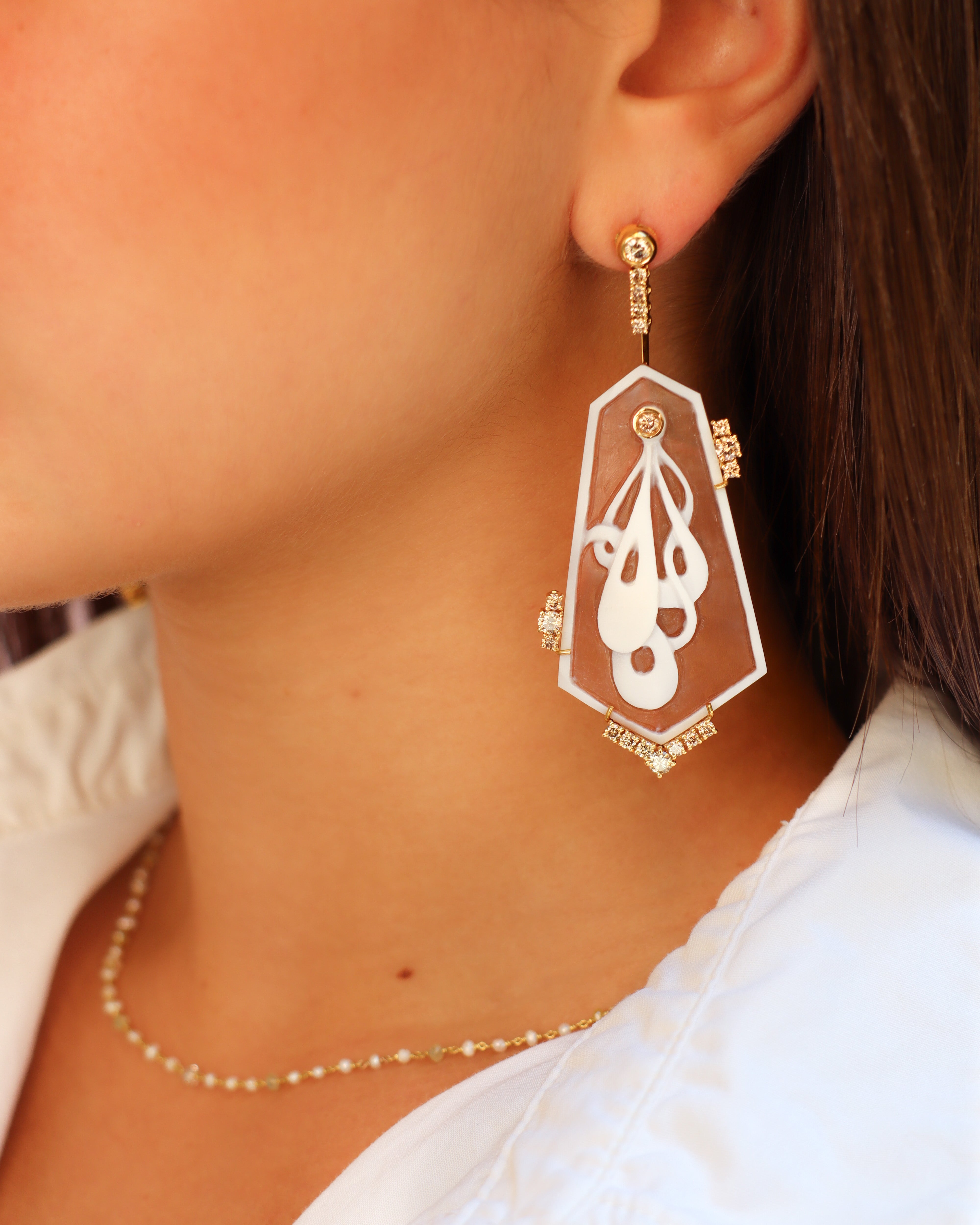 Orecchini pendenti in oro giallo 18 carati con cammei incisi e diamanti brown per un totale di 2,56ct