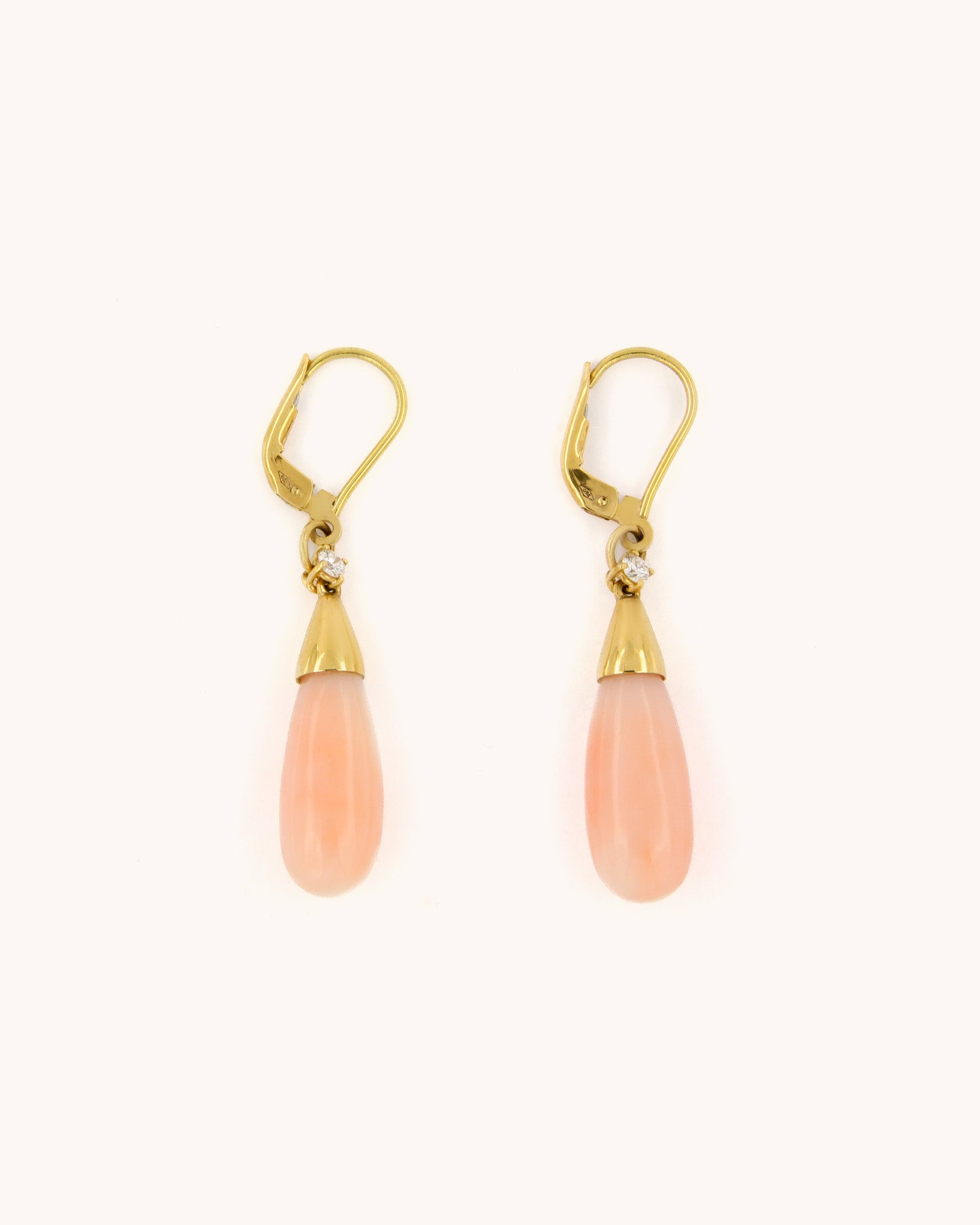 Orecchini pendenti in oro giallo 18K con corallo rosa naturale a forma di goccia e diamanti incastonati.