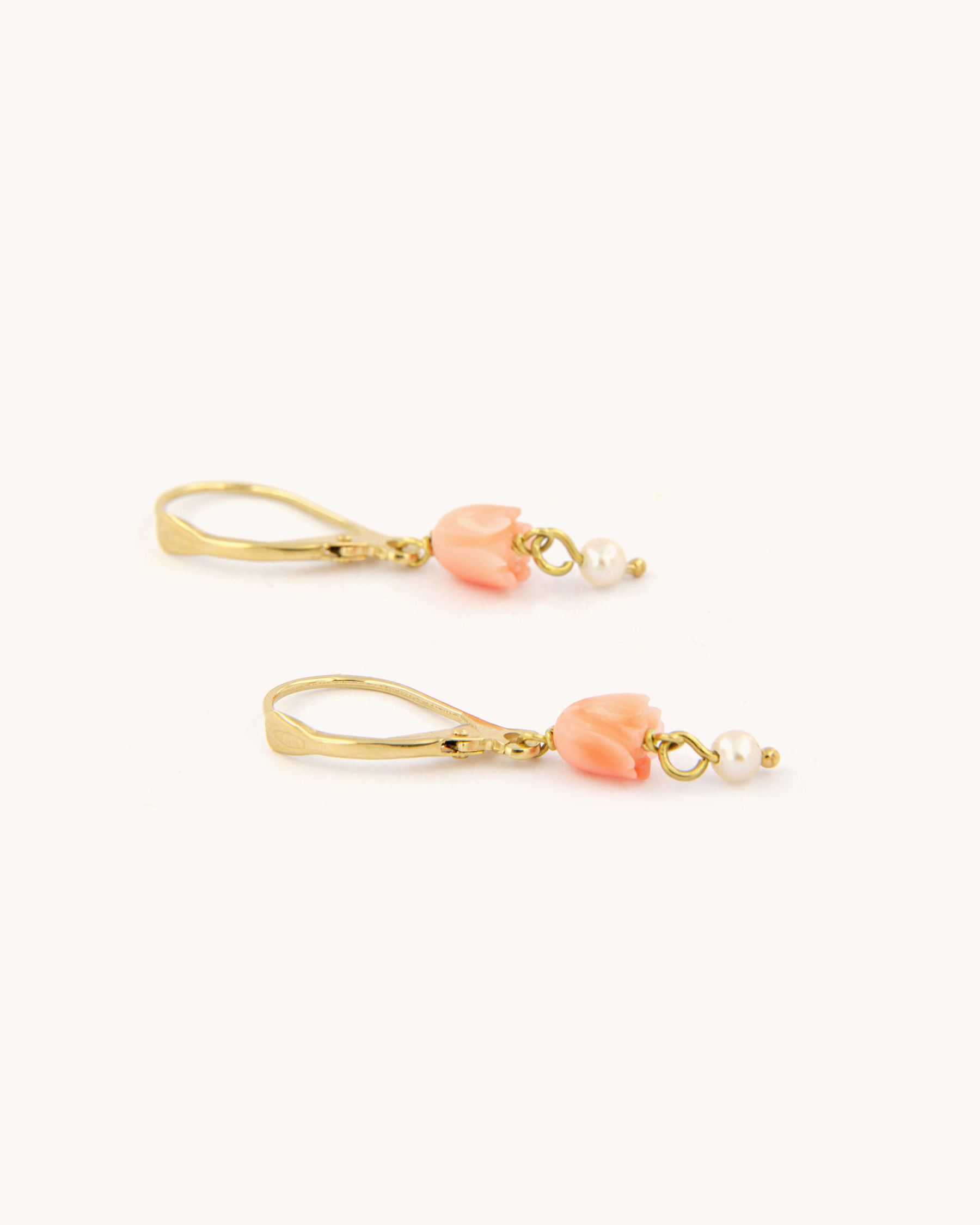Orecchini pendenti in oro giallo 18K con fiore in corallo rosa e perla bianca pendente.