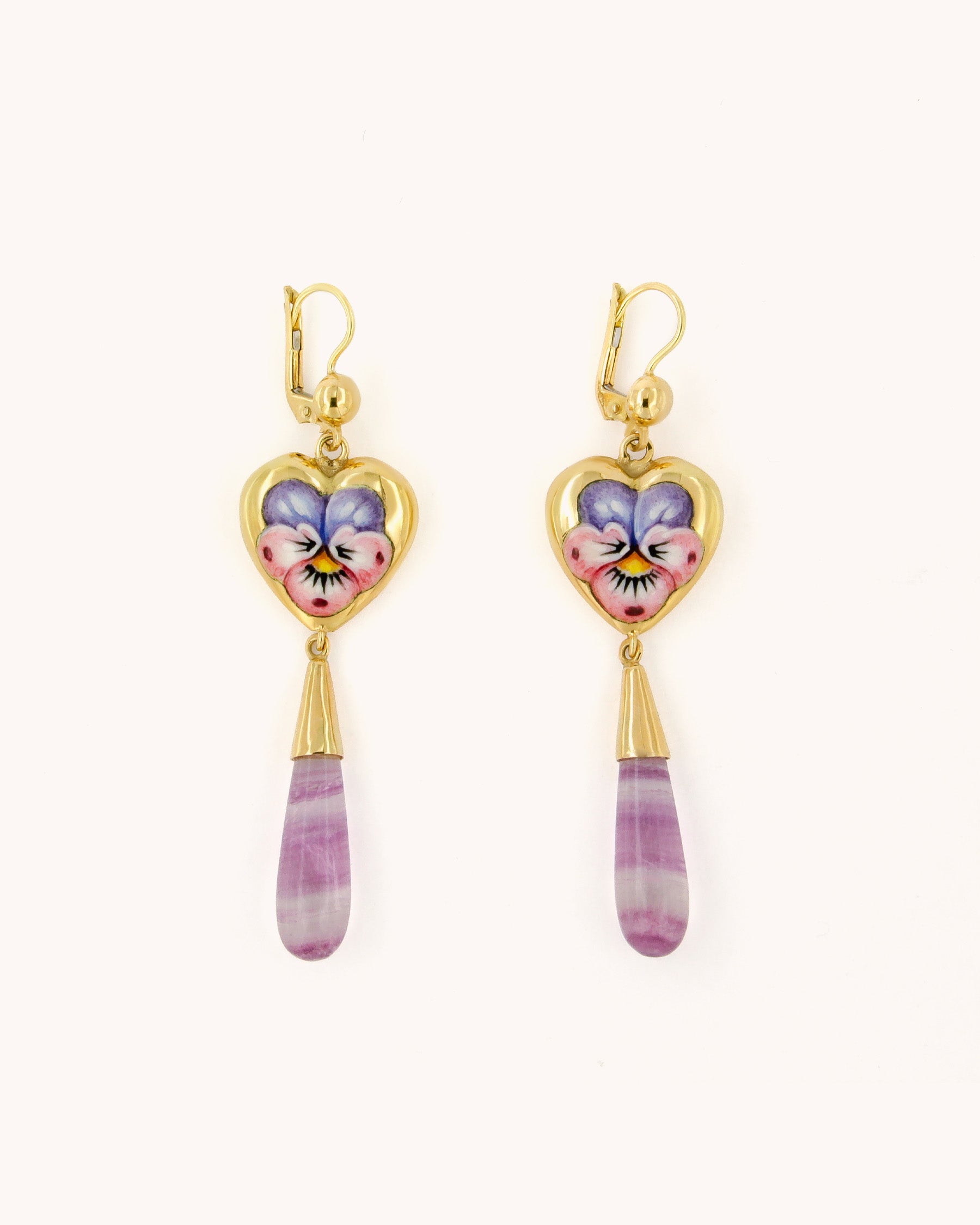 Orecchini pendenti in oro giallo 18K con cuore in smalto dipinto a mano raffigurante viola del pensiero e goccia di ametista.
