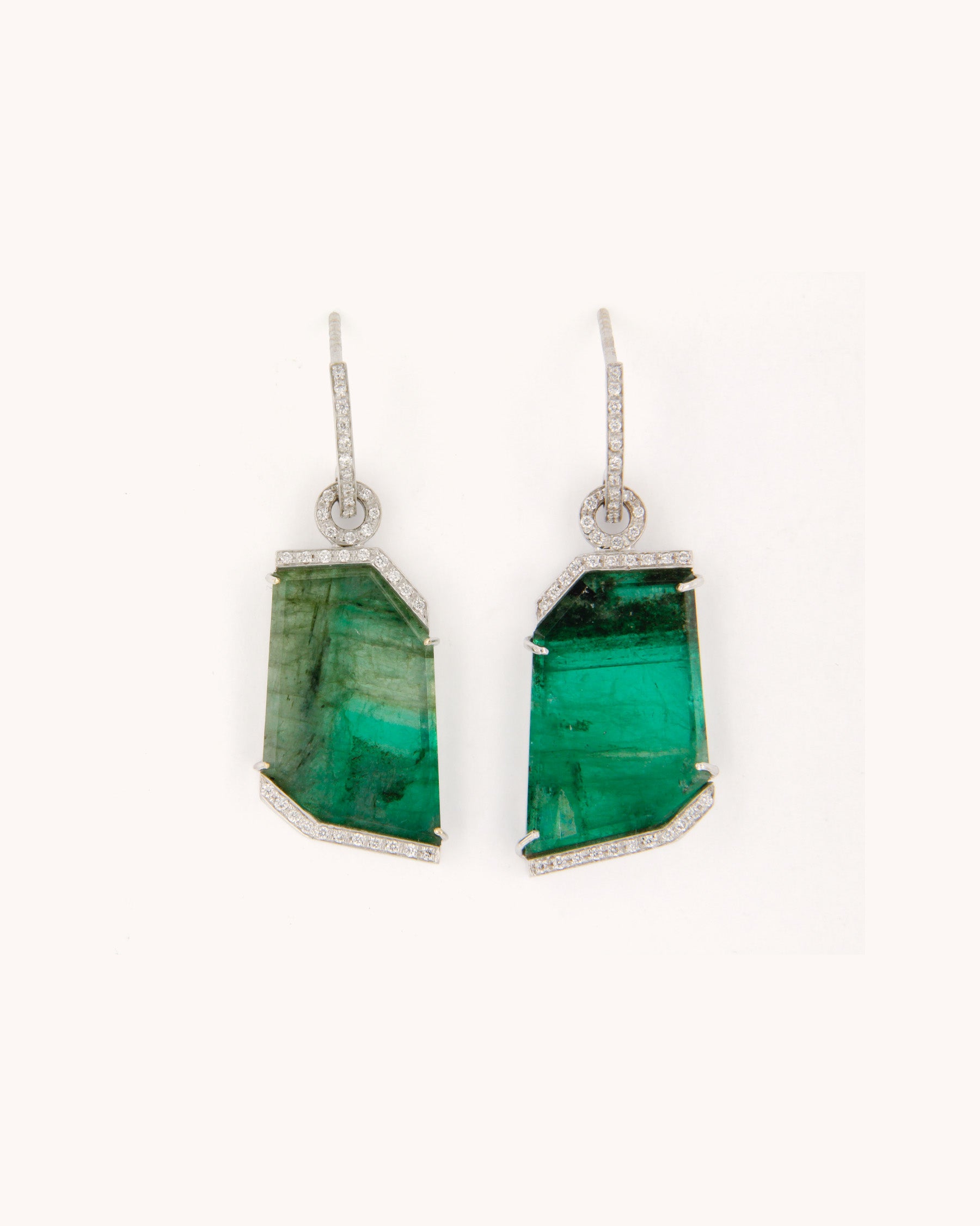 Orecchini pendenti in oro bianco 18 carati con smeraldi asimmetrici e diamanti bianchi