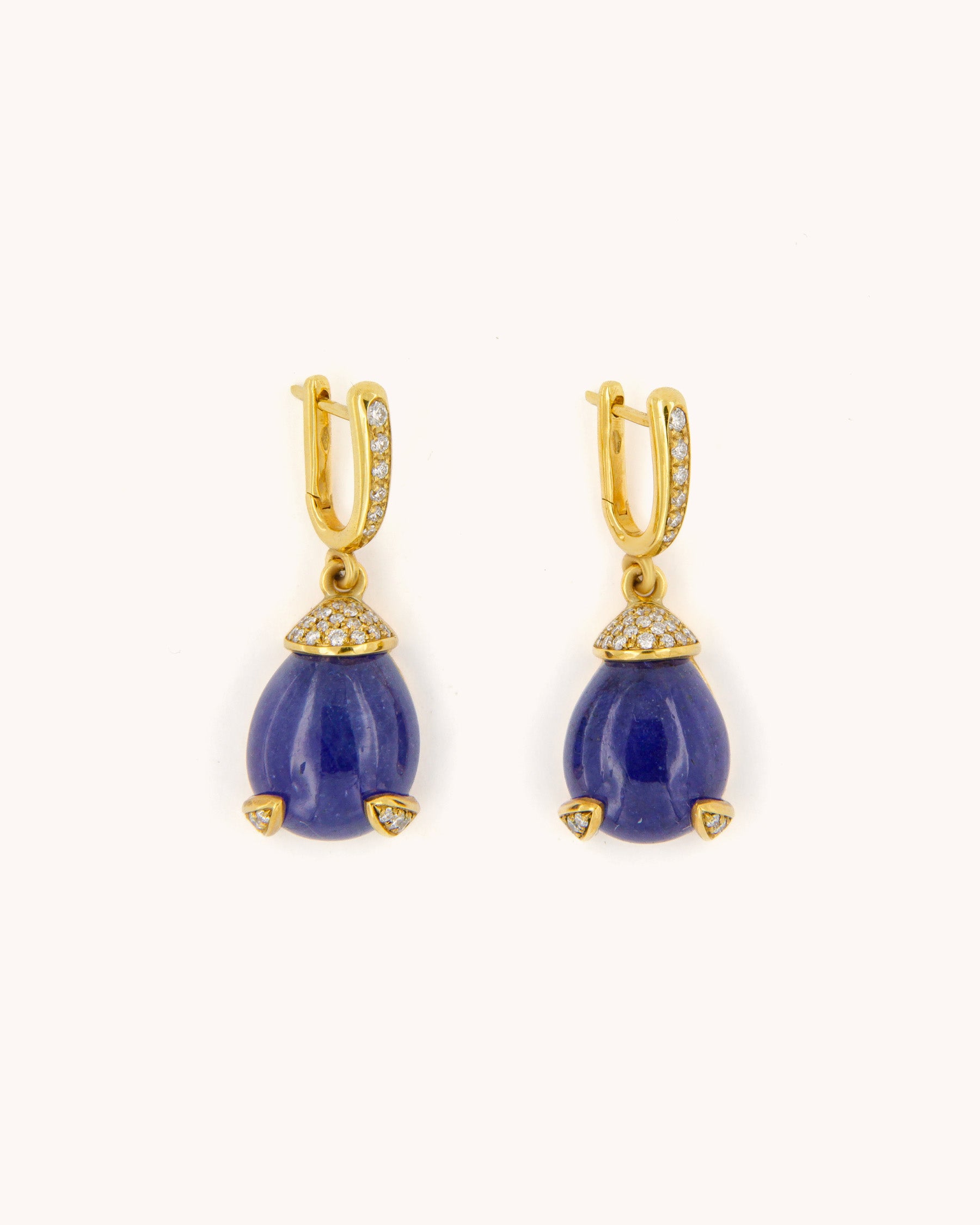 Orecchini pendenti in oro giallo 18 carati con tanzanite blu taglio goccia cabochon e diamanti bianchi, firmati Merù Gioielli.