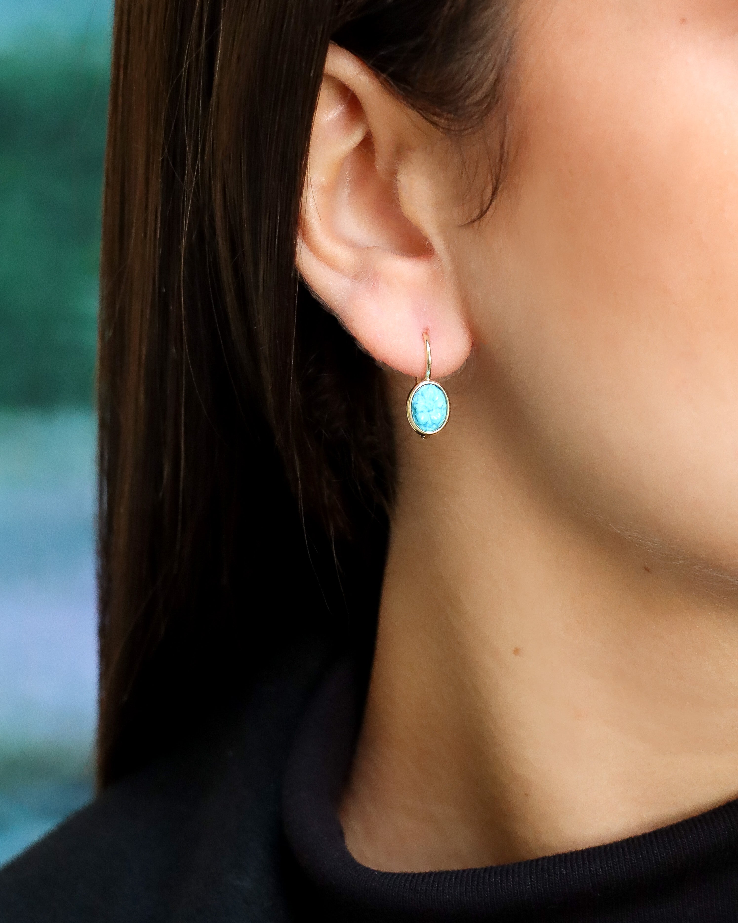 Orecchini pendenti in oro giallo 18 carati con turchese naturale ovale, firmati Merù Gioielli.