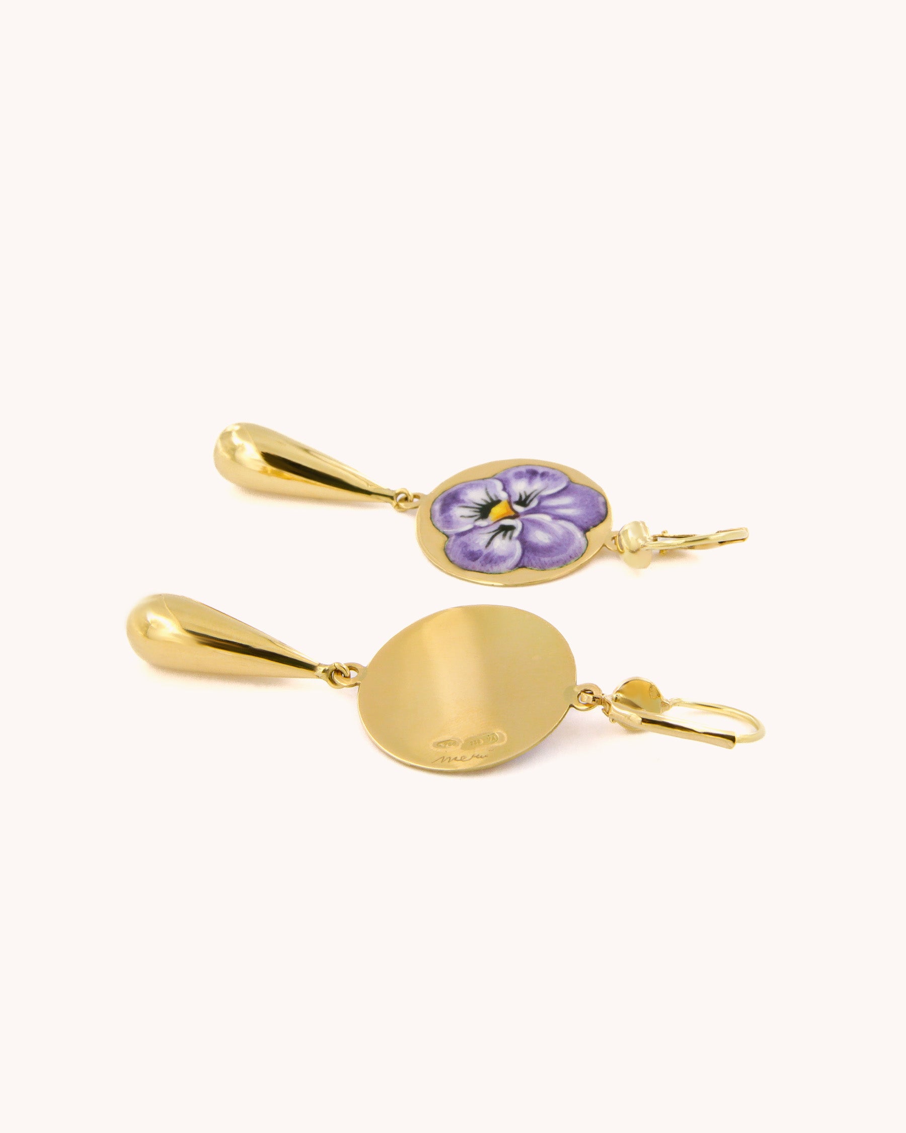 Orecchini pendenti in oro giallo 18K con viola del pensiero dipinta a mano in smalto a fuoco e goccia pendente in oro.