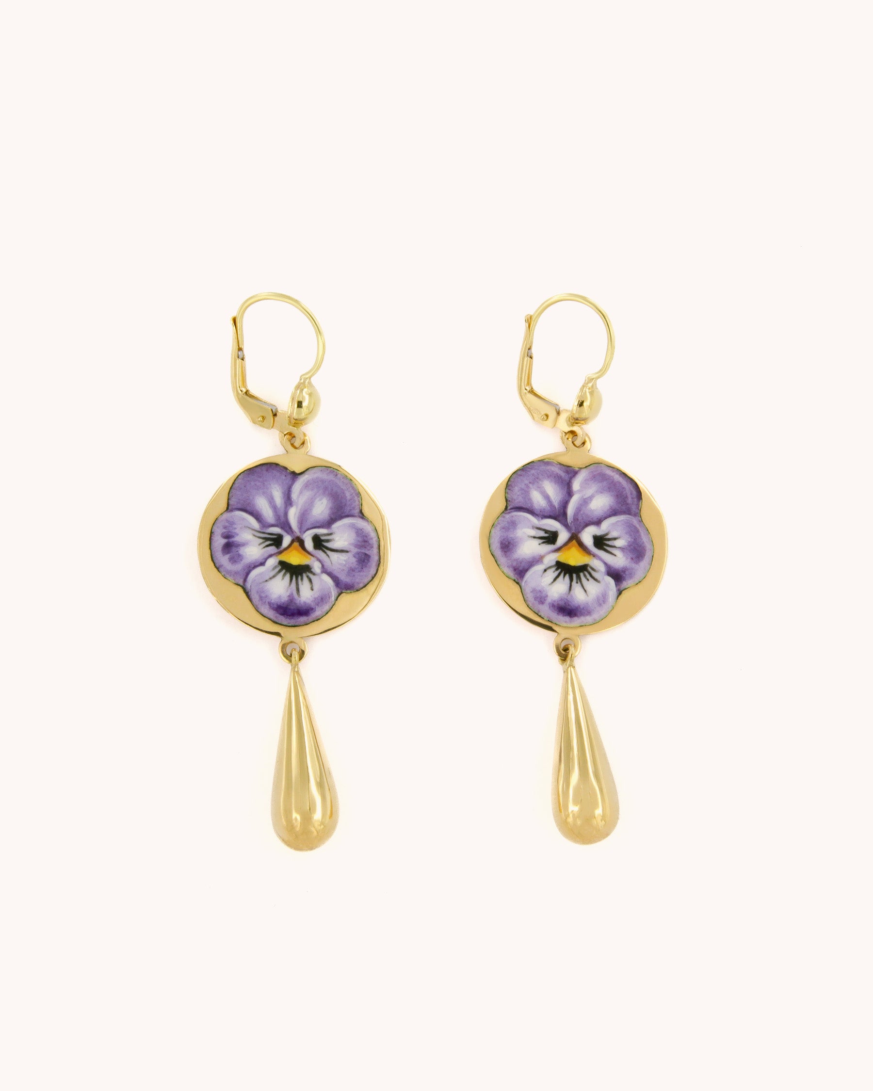 Orecchini pendenti in oro giallo 18K con viola del pensiero dipinta a mano in smalto a fuoco e goccia pendente in oro.