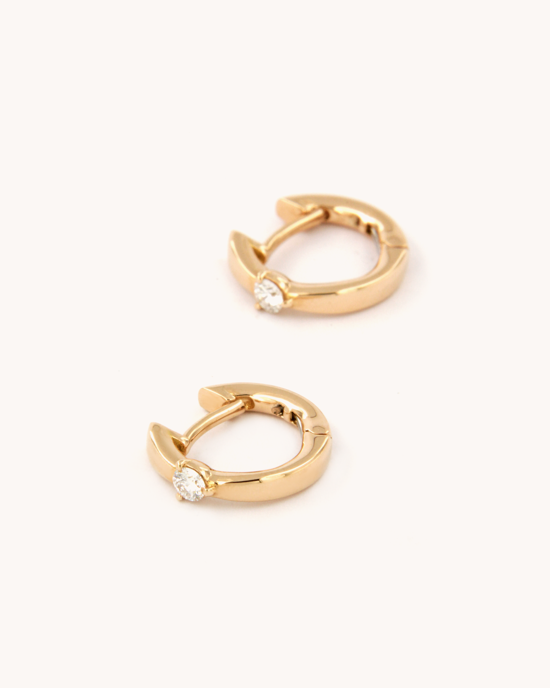 Orecchini a cerchio con diamante centrale