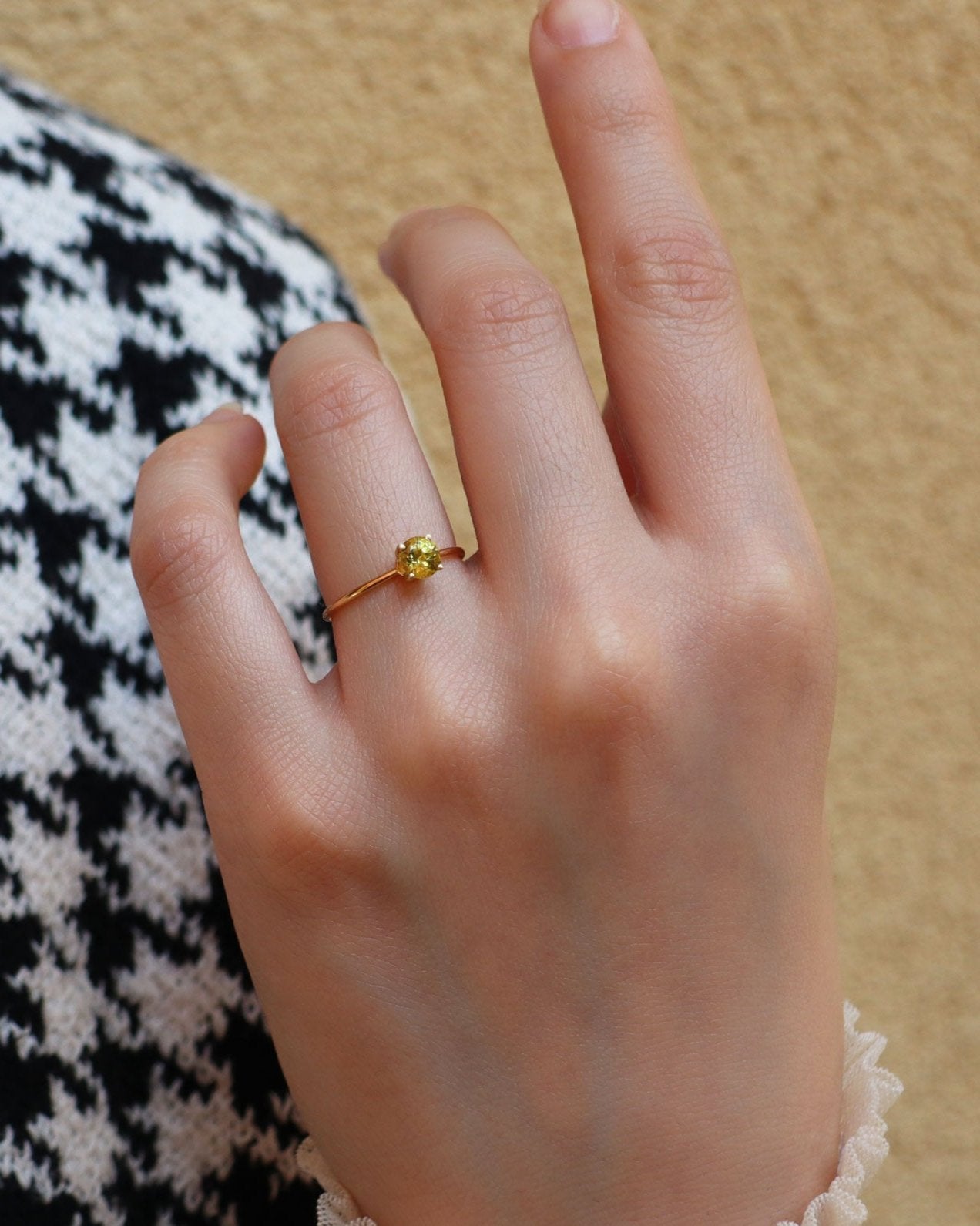 Anello in oro 18K con zaffiro giallo taglio brillante e montatura sottile.