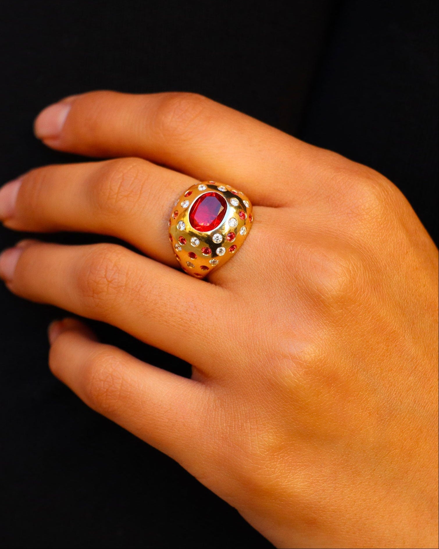 Anello cocktail in oro giallo 18 carati con opale di fuoco centrale e diamanti e zaffiri incastonati, firmato Merù Gioielli.
