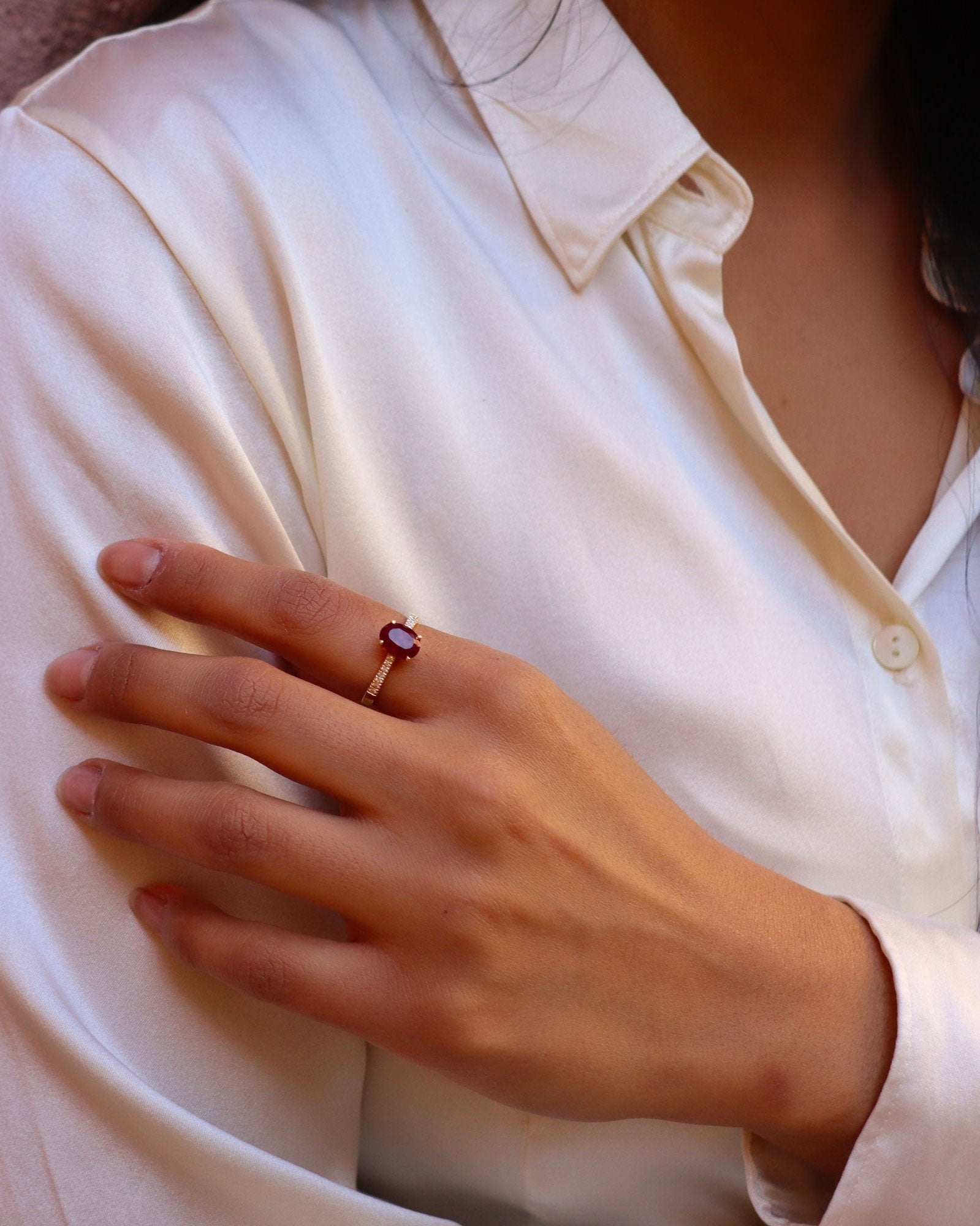 Anello in oro 18k con rubellite centrale taglio ovale e pavé di diamanti