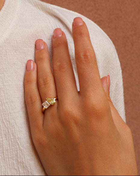 Anello Toi et Moi in oro giallo 18k con diamante Fancy taglio goccia e diamante bianco taglio Princess