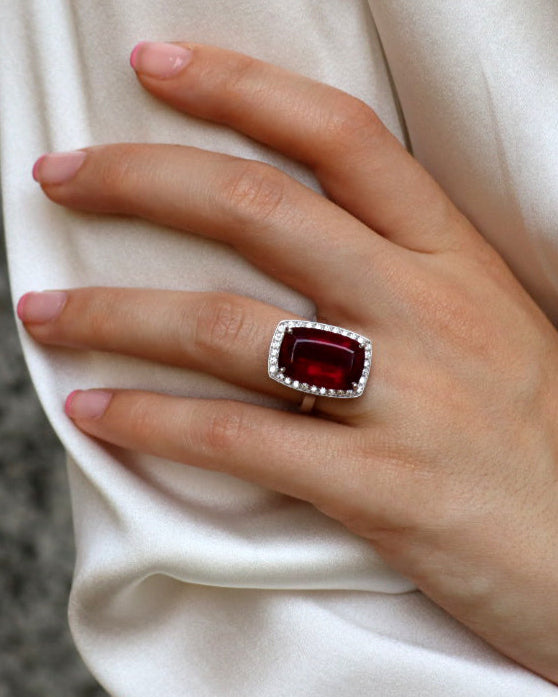 Anello in oro bianco 18 carati con tormalina rubellite taglio rettangolare e diamanti, firmato Merù Gioielli
