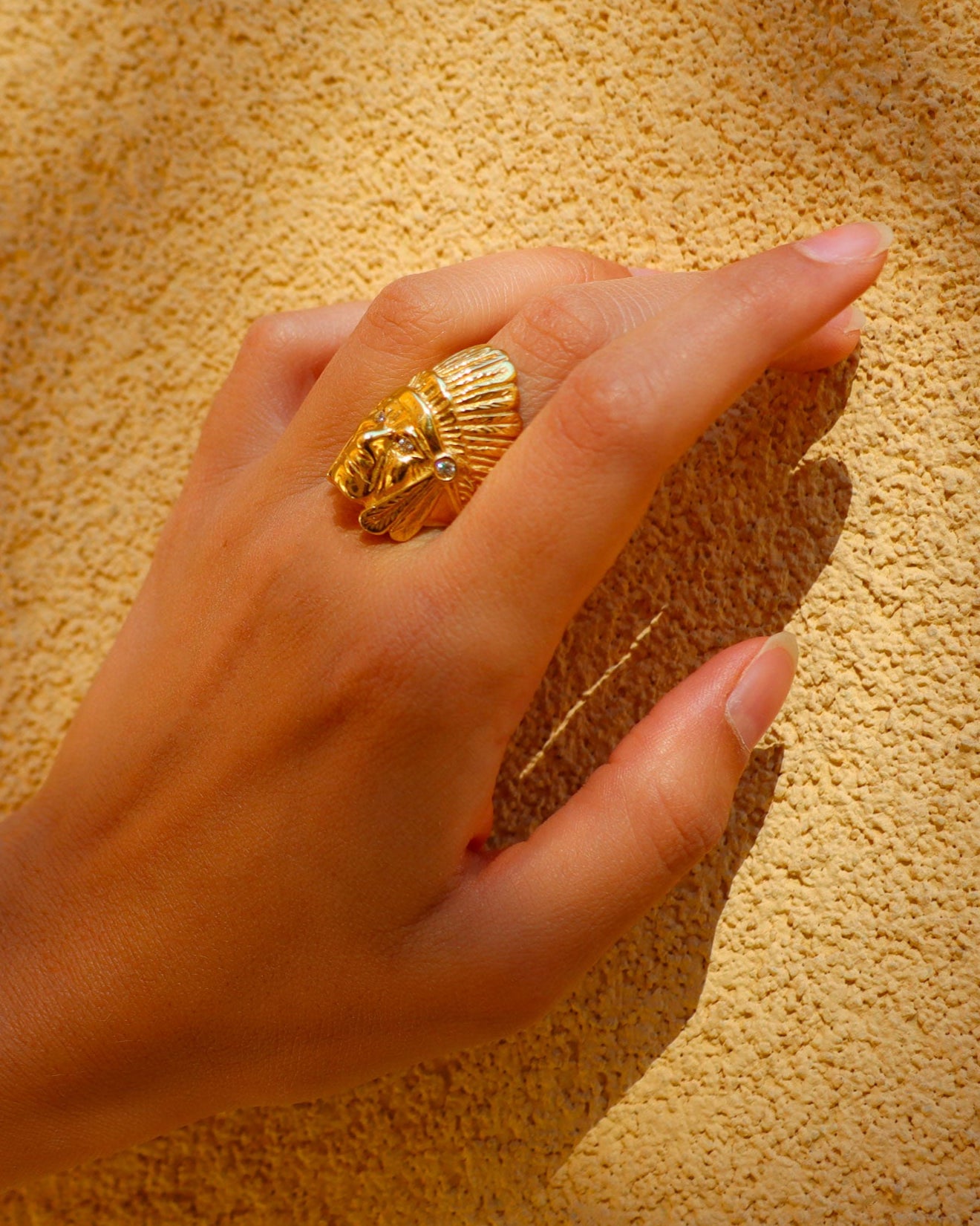 Anello Toro Seduto in oro giallo 18 carati con diamanti, firmato Merù Gioielli
