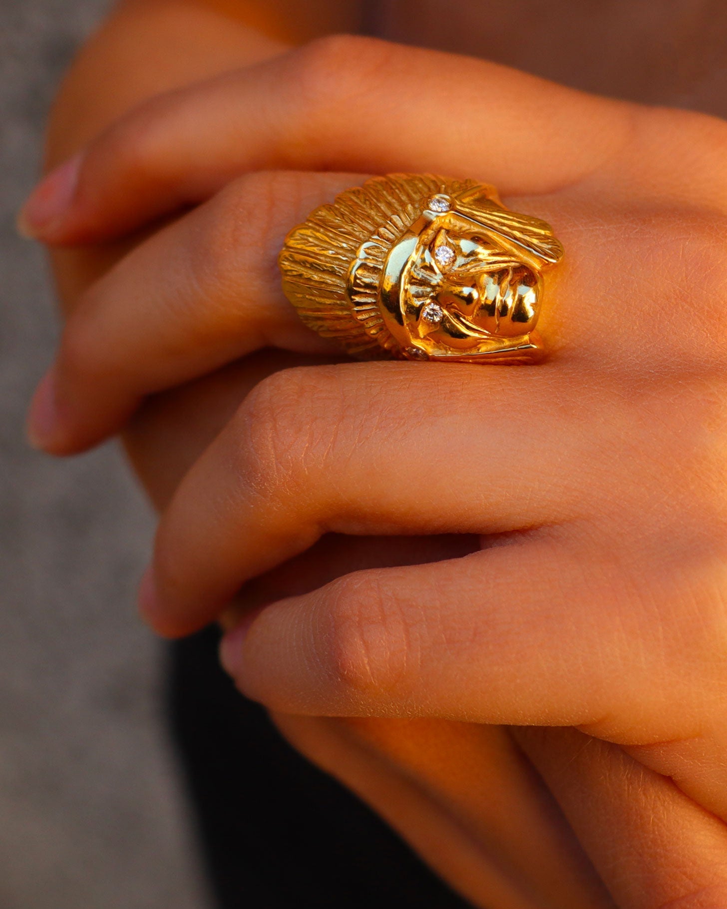 Anello Toro Seduto in oro giallo 18 carati con diamanti, firmato Merù Gioielli
