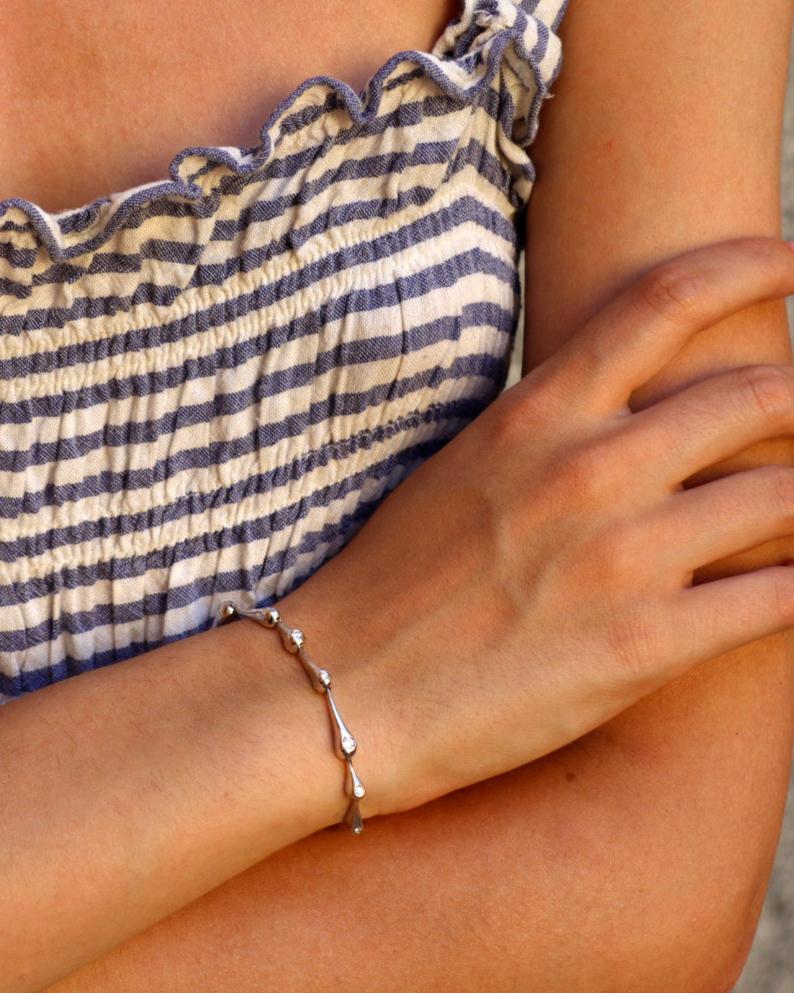 Bracciale in oro bianco 18K con elementi a goccia e diamanti incastonati, Merù Gioielli.